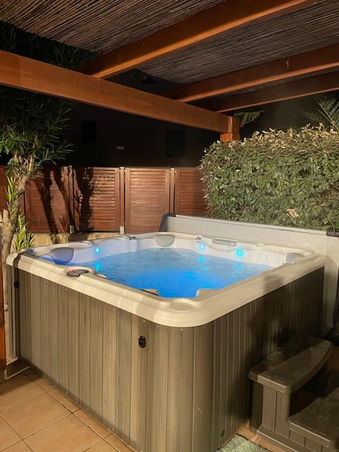 Villa at the foot of the Albères / pool and jacuzzi