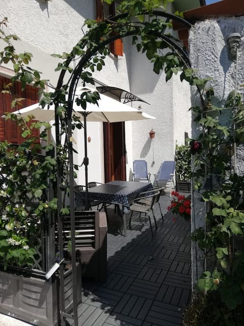 Casa Vacanze Giuly within walking distance of the lakefront