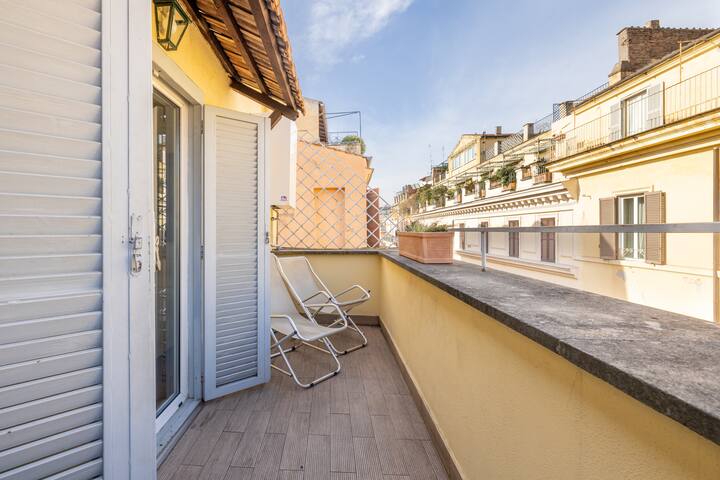 Spanish Step Rooftop Boutique Apartment Rome gallery image 4
