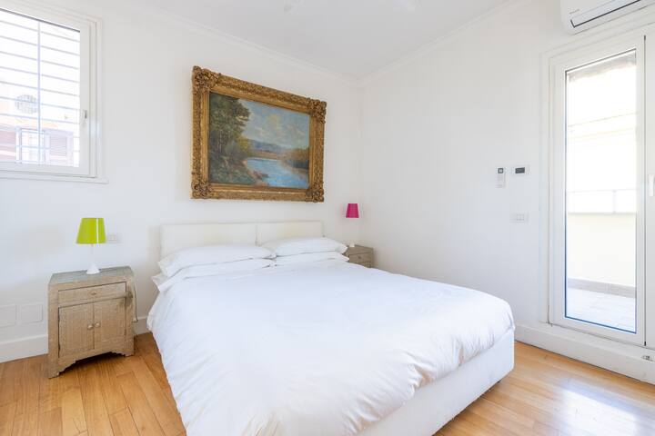 Spanish Step Rooftop Boutique Apartment Rome gallery image 2