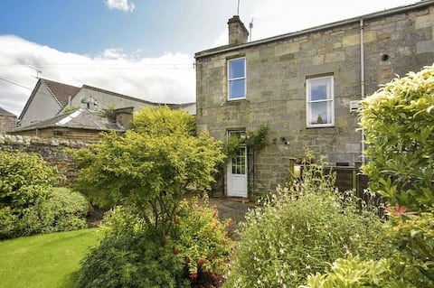 Successful Airbnb property: quietly situated, victorian, upstairs apartment in North Haugh