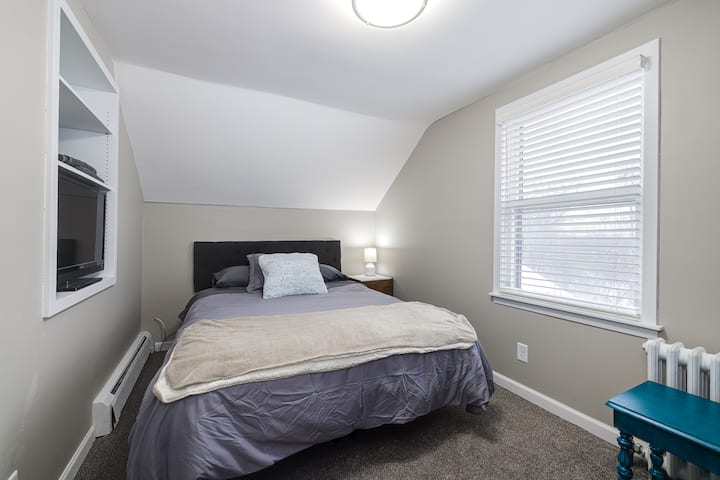 3. spavaća soba s bračnim krevetom (širine 150 – 179 cm) i televizorom s platformom Roku