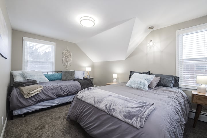 Druga spavaća soba na drugom katu s bračnim krevetom, bračnim krevetom (širine 150-179 cm), bračnim krevetom (dva odvojena kreveta) i dodatnim krevetićem ispod kreveta. 
