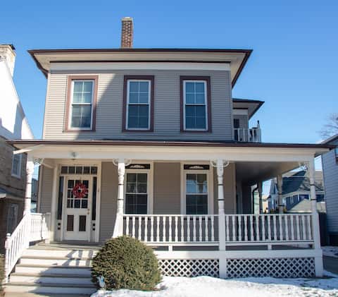 Maintain Comfort in this 2BR, 1BATH apt downtown
