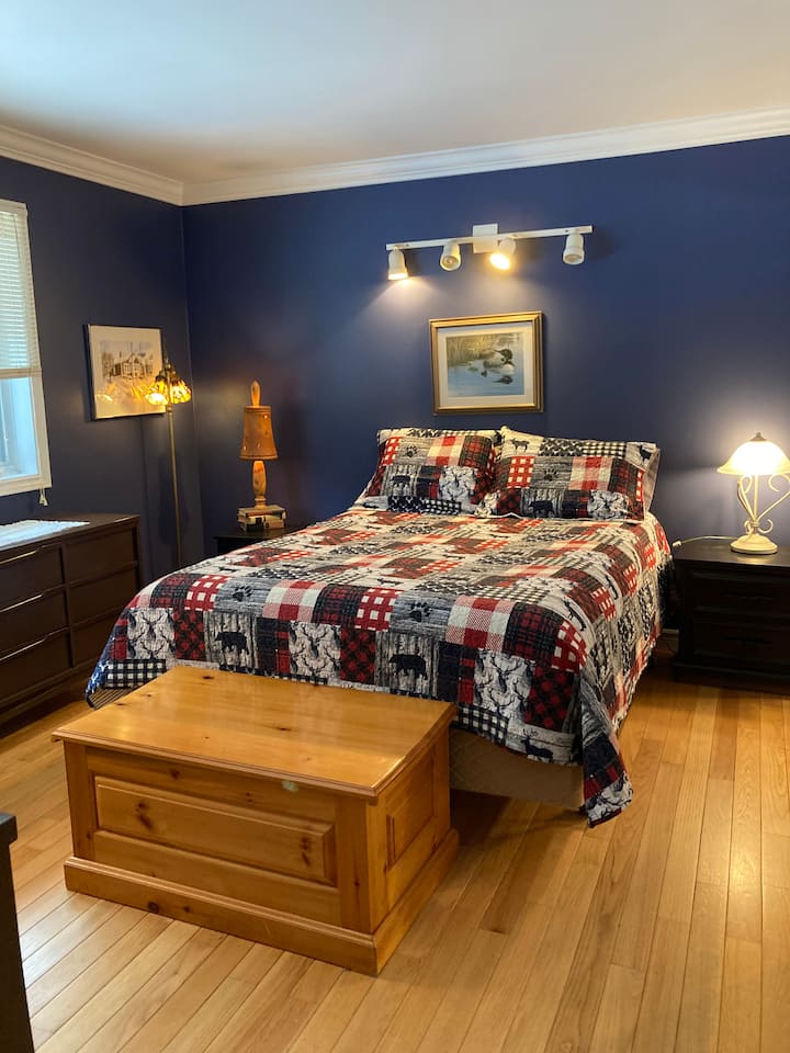 エンスイートバスルーム付きのメインレベルのベッドルーム。