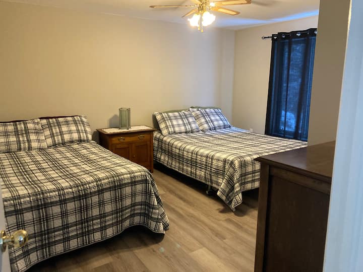 下階の4つ目の寝室は、お子様にぴったりです。 