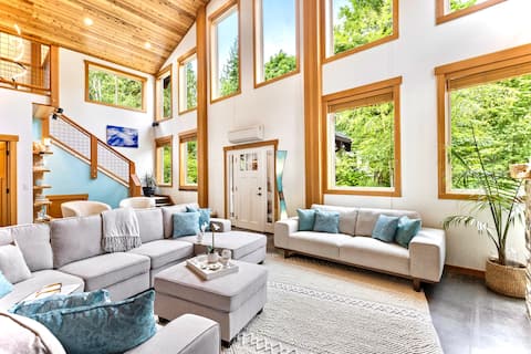 RARE FIND -Sleeps 12, Foothill Views, Fenced Yard