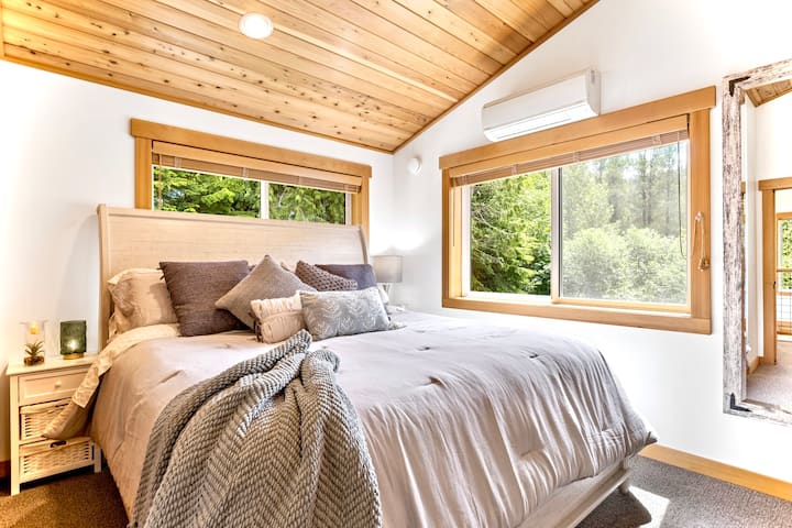 2nd king bedroom with private entrance to the 2nd floor bathroom, and private A/C unit.