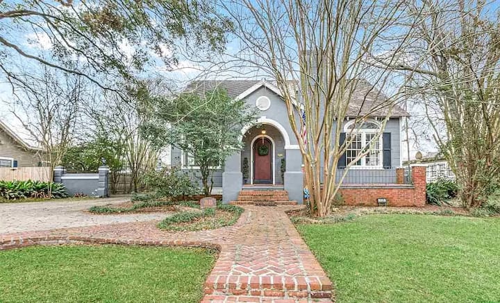 “The Stanford House” 4BR,3BA Great Location