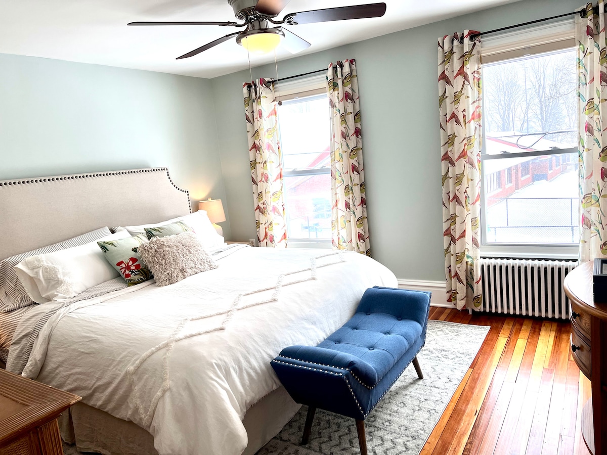 Dormitorio principal: cama tamaño king con sábanas de algodón/ropa de cama. 