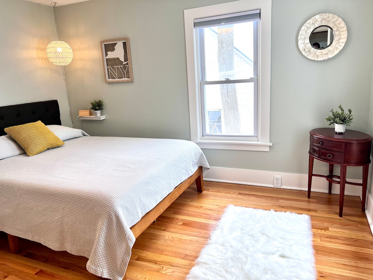 Dormitorio #2- Cama tamaño queen con colchón Casper y edredón Ballard Designs. 