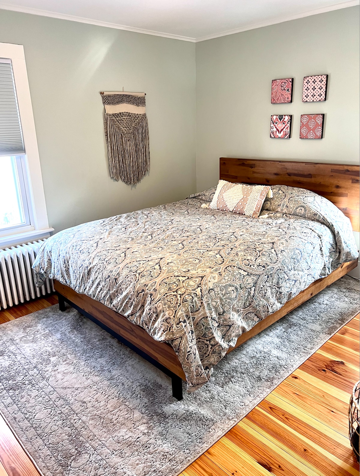 Dormitorio #3- Cama tamaño queen con edredón Pottery Barn 