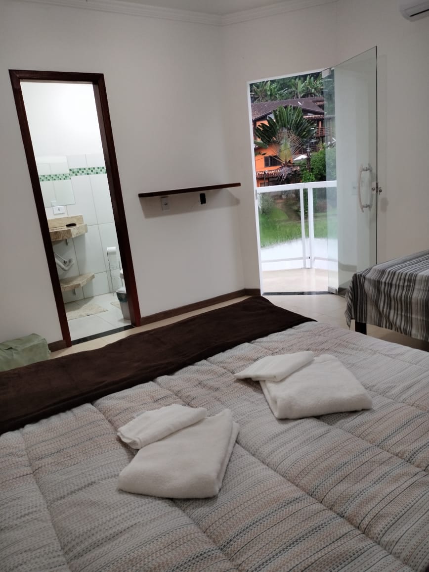 ห้องสวีทมีระเบียงเตียงคู่ 1 หลังและเตียงเดี่ยว 1 หลังมีมาคอว์พร้อมชั้นวางของและชั้นวางของเครื่องปรับอากาศระเบียงและห้องน้ำเต็มรูปแบบ 