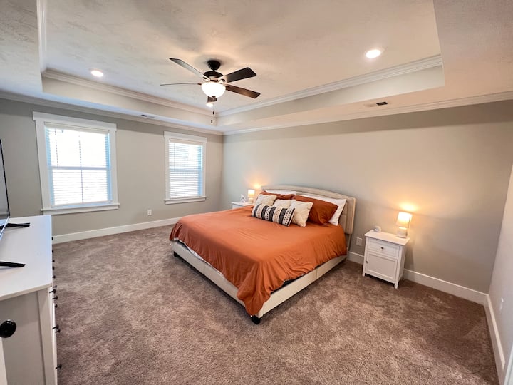 Kitanda aina ya King kilicho na bafu la chumbani