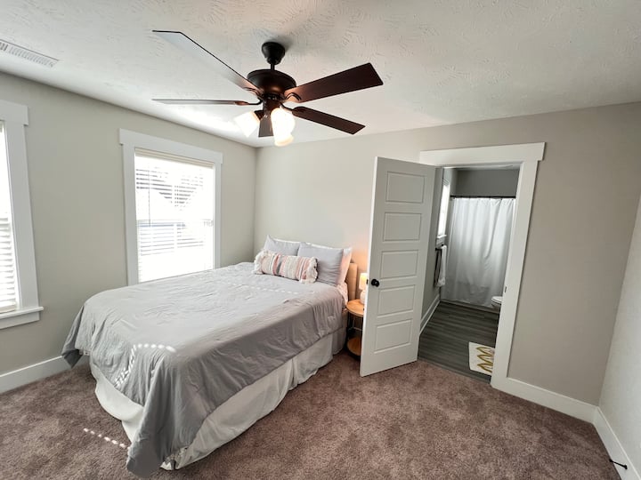 Chumba cha kulala cha Malkia w/bafu la ndani