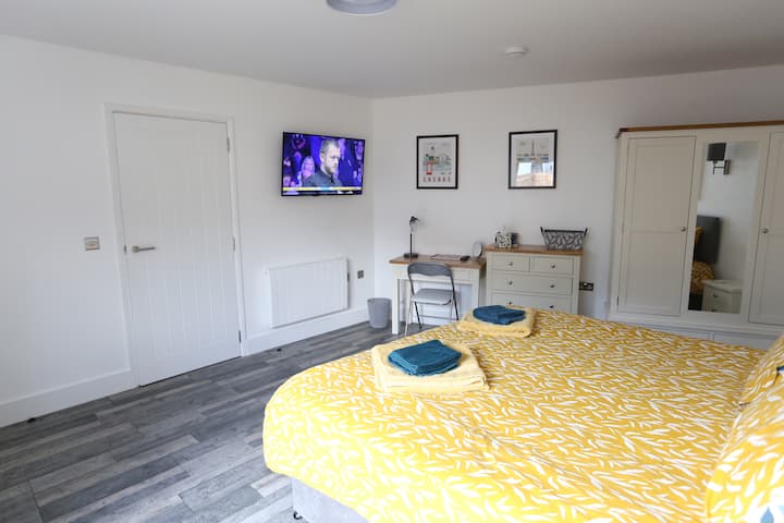 เตียงซูเปอร์คิงไซส์หรือเตียงแฝดขนาด 6 ฟุต ทางเลือกของคุณห้องนอนกว้าง 6 เมตรจึงมีพื้นที่กว้างขวาง

โต๊ะทำงาน/โต๊ะเครื่องแป้งตู้เสื้อผ้าสามชั้นลิ้นชักตู้ข้างเตียงสมาร์ททีวีขนาด 43 " 

ประตูที่นำไปสู่ห้องเปียกพื้นที่นั่งเล่นและพื้นที่ตกแต่ง
