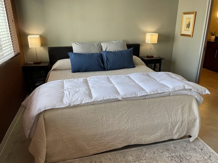 سرير كينج/مرتبة تيمبور- بيديك. ثلاثة أنواع من الوسائد. 