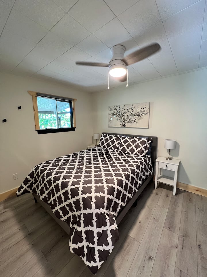 Chumba cha kulala 1 na kitanda cha malkia.