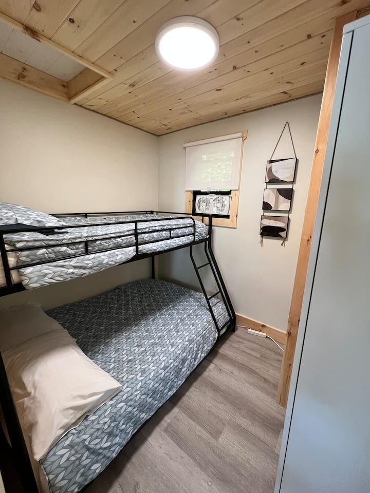 Chumba cha kulala 2 na kitanda cha watu wawili.