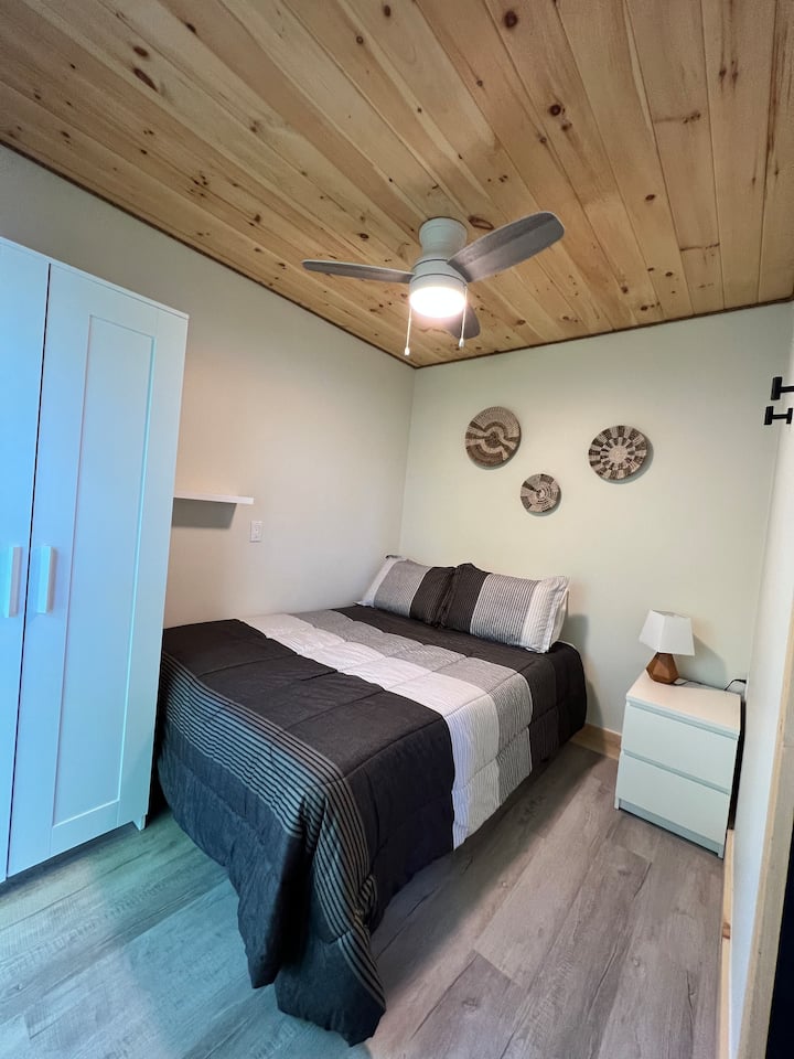 Chumba cha kulala 3 na kitanda cha watu wawili na kitelezi cha varanda. Sitaha la kutembea kutoka kwenye mlango huu wa baraza kwa sasa liko chini ya kazi.