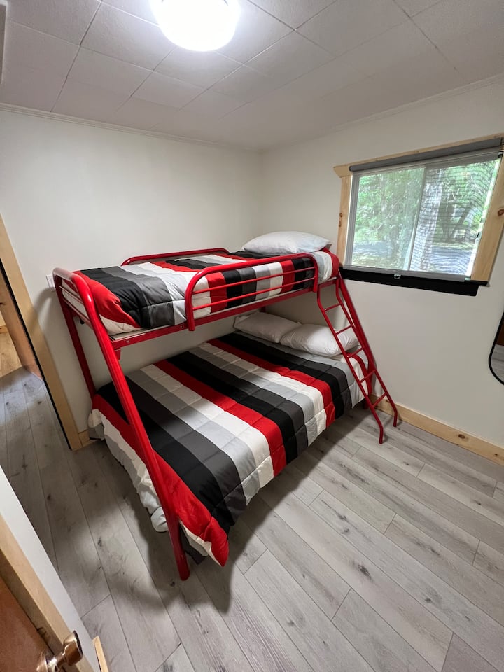 Chumba cha kulala cha 3 kilicho na vitanda viwili/vitanda viwili.