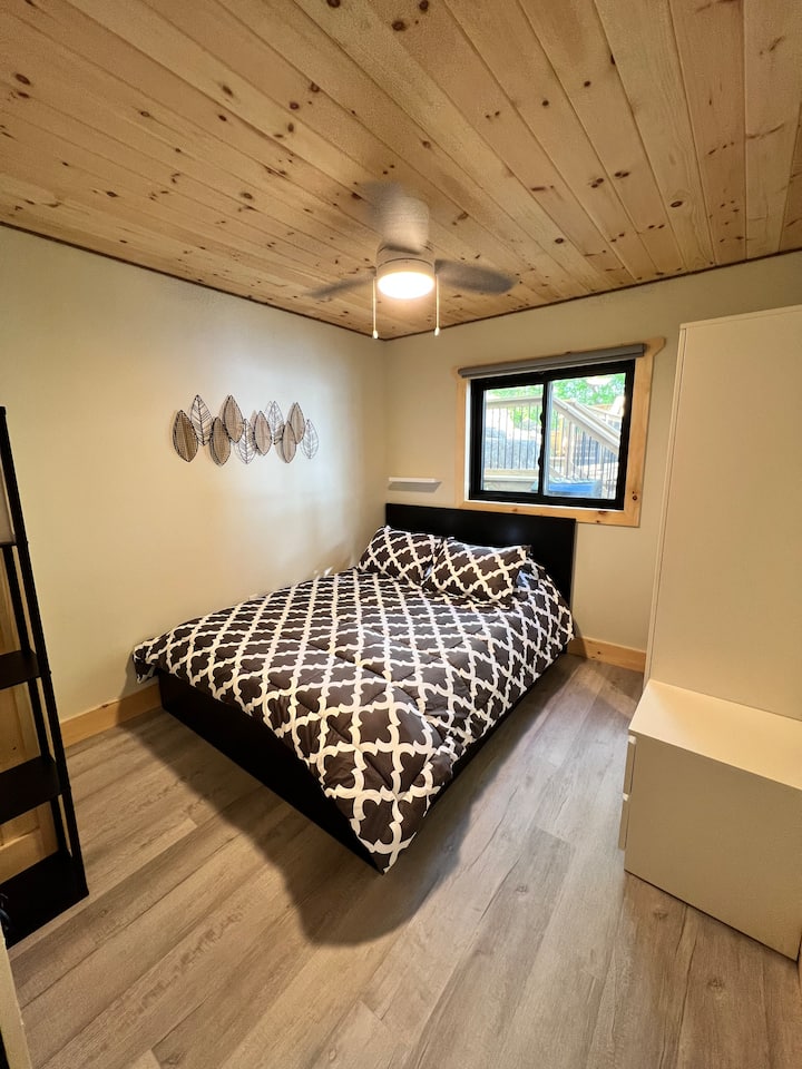 Chumba cha kulala 1 na kitanda cha malkia.