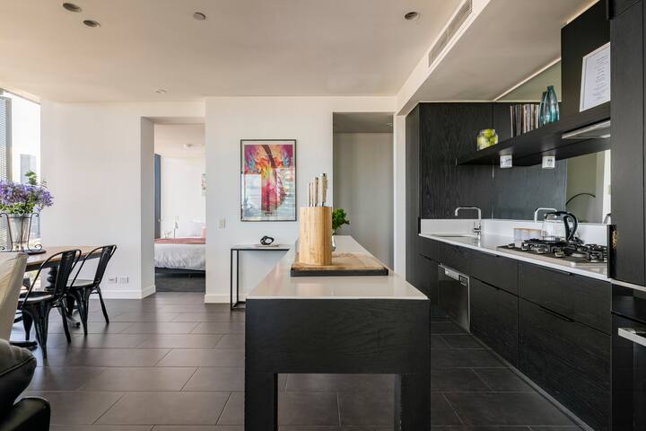 Sleek&Stylish Corner Apt on TopFloor Southbank Vic gallery image 4