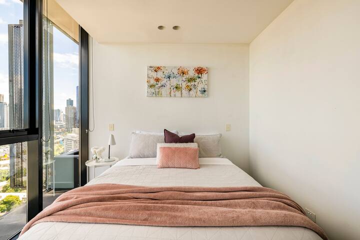 Sleek&Stylish Corner Apt on TopFloor Southbank Vic gallery image 5