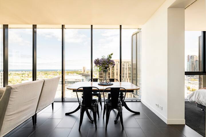 Sleek&Stylish Corner Apt on TopFloor Southbank Vic gallery image 3
