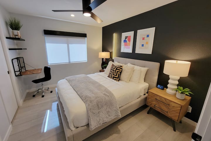 Kjo është dhoma tjetër e gjumit e vizitorëve me një krevat dopio "Queen" me shtroja "West Elm".