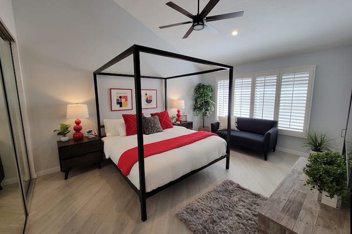 Prezantojmë dhomën tonë kryesore të gjumit!
Me një krevat prej çeliku "King" (nga dhoma dhe dërrasa) dhe shtroja "West Elm"