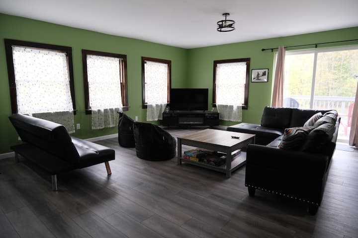 Გასაშლელი დივანი ფუტლიარია.