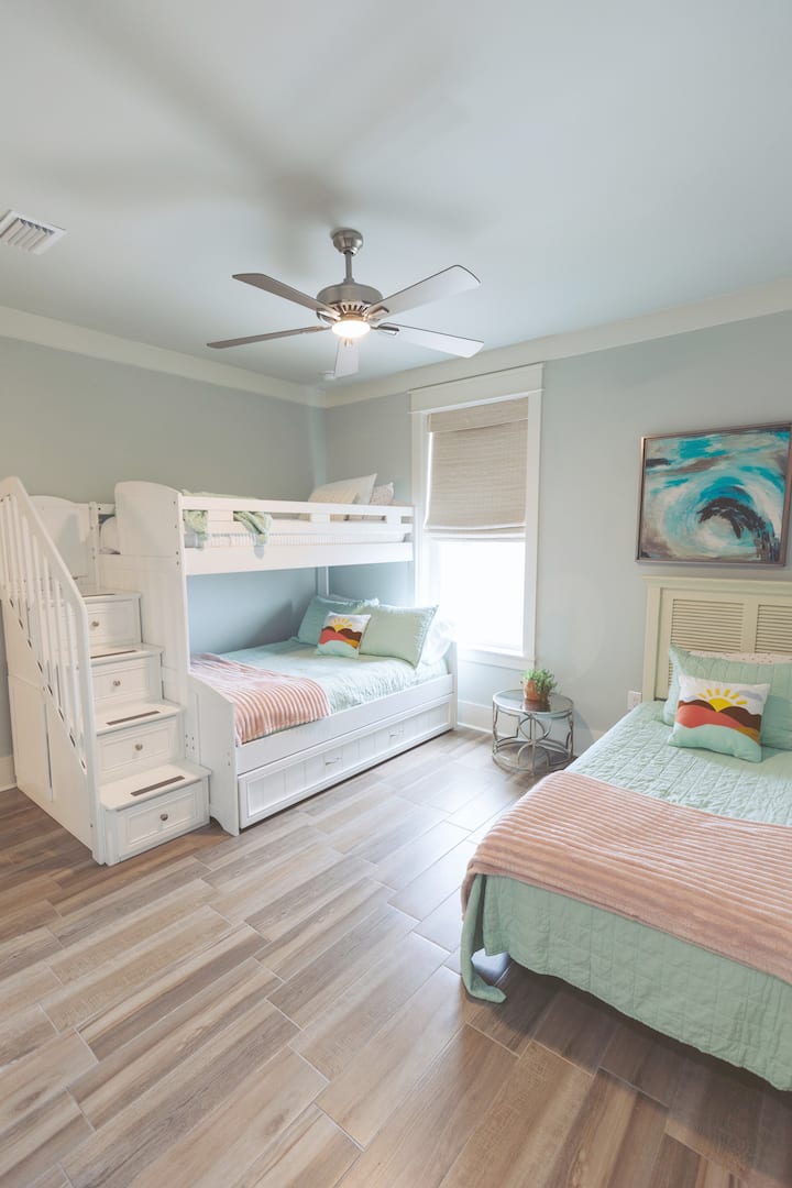 Dormitorio con literas en el tercer piso con capacidad para 5 personas.