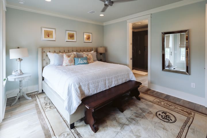 Suite principal en el tercer piso con balcón y baño completo.