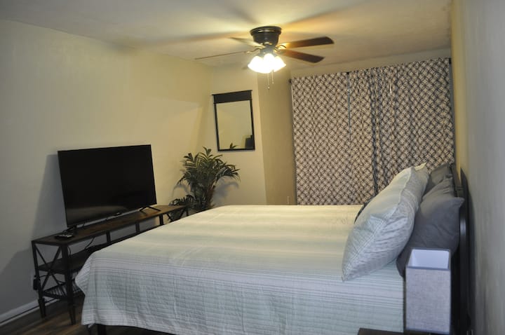 غرفة نوم تضم سرير كينج