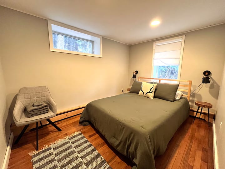 La habitación del nivel inferior tiene una cama nueva de tamaño completo.