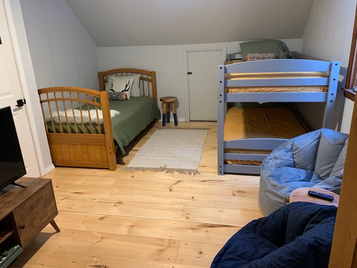 Habitación para niños de arriba con 2 literas para niños y una cama doble.  Cama doble adicional desplegable disponible.