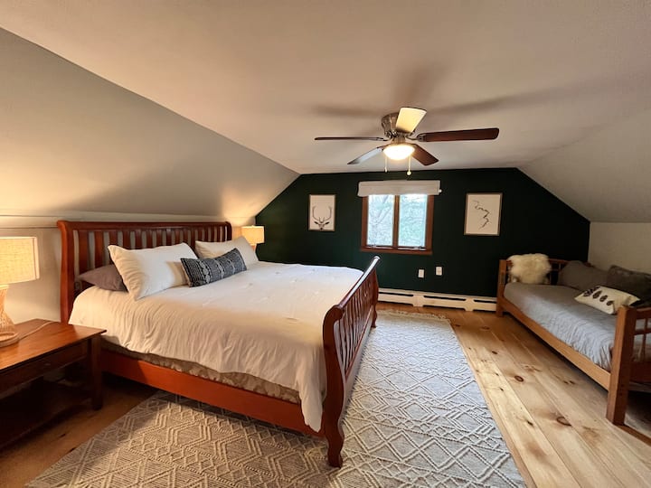 Dormitorio principal en la planta superior con una gran cama tamaño king y una cama de un solo día.