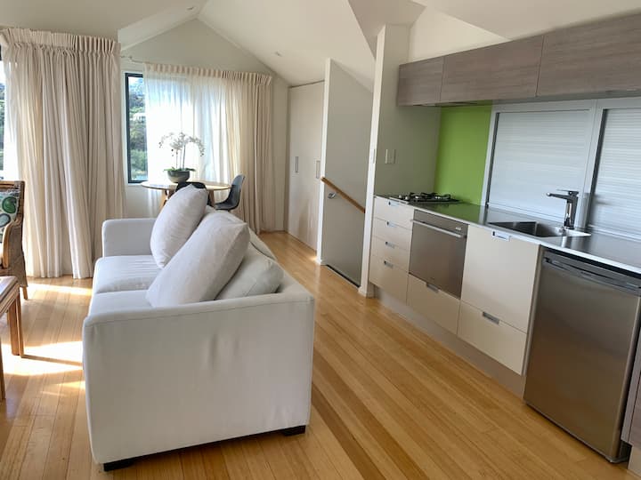 Sunny, Modern Apartment With Sea Views - 아카로아
