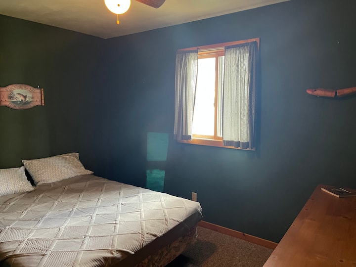 2号卧室配备全尺寸床和窗户，可欣赏湖景