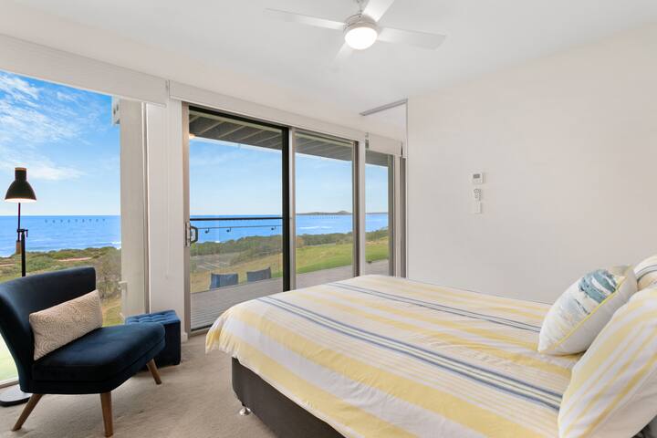 階下には絶景のマスターベッドルーム