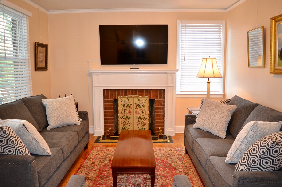 Popular Airbnb listing: Sunny 4 bedroom home 1.8 miles from Falls Park in Greenville
