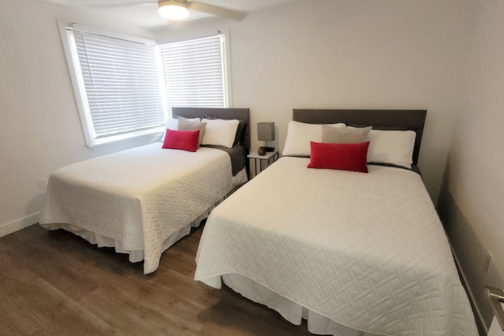 Მთავარი სართული/ბლოკი 1 საძინებელი ორადგილიანი საწოლით, ასევე, ჩაშენებული კარადა და კომოდი 