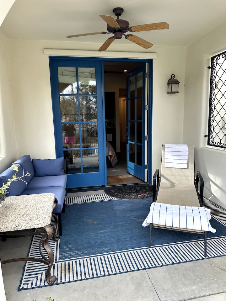 King Bed In Well Appointed Studio With Patio - La Quinta, CA