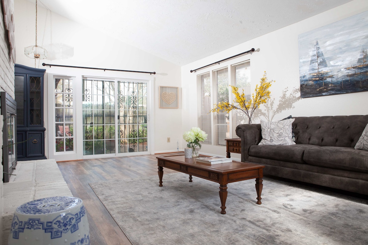 Top performing Airbnb: Cozy Haven! Pet- friendly, Bright and Modern home in Sharpstown