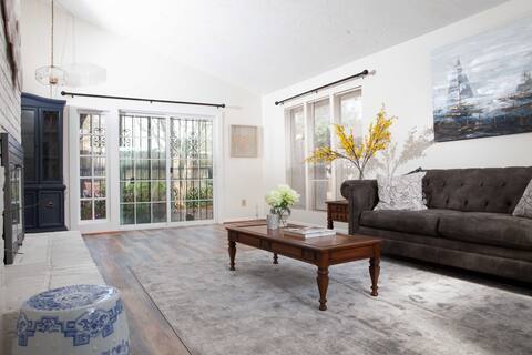Top performing Airbnb: Cozy Haven! Pet- friendly, Bright and Modern home in Sharpstown