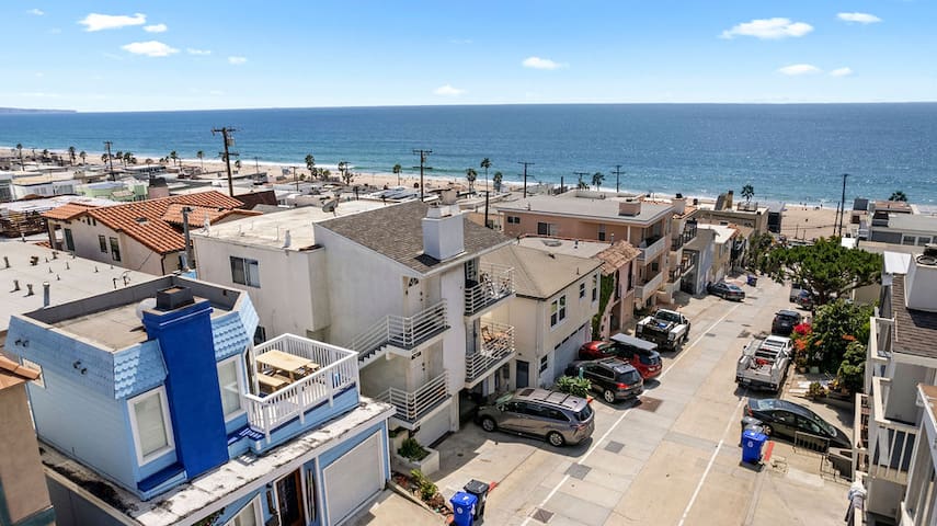 2 BD/2 BTH Steps To The Beach: 3 Parking Spots