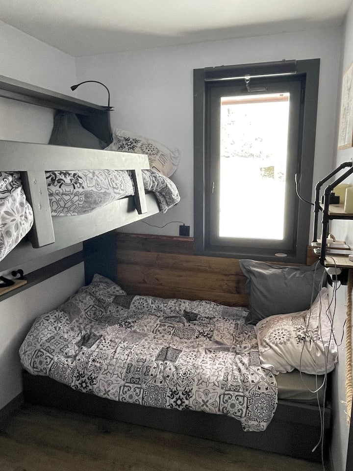 maliit na kuwartong may 80x190 higaan