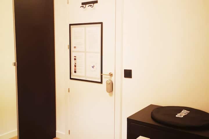 باب مزود بقفل كهربائي ودليل