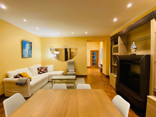 Casa Naranja, Large Old town apartment